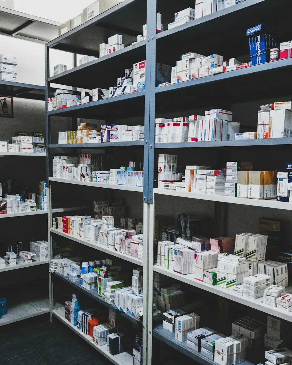 Estanterías llenas de cajas de medicamentos