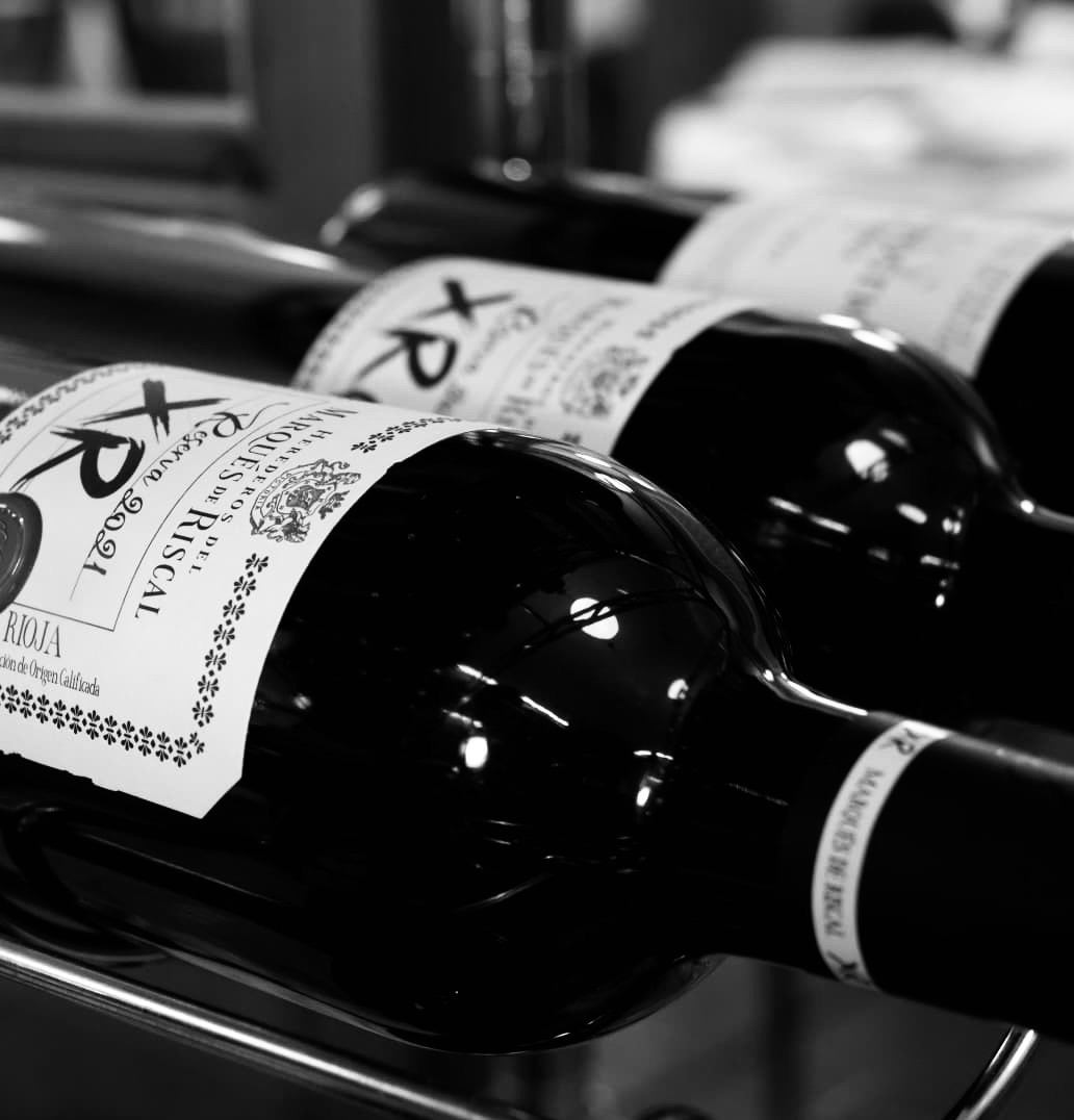 Botellas de vino tinto de la bodega