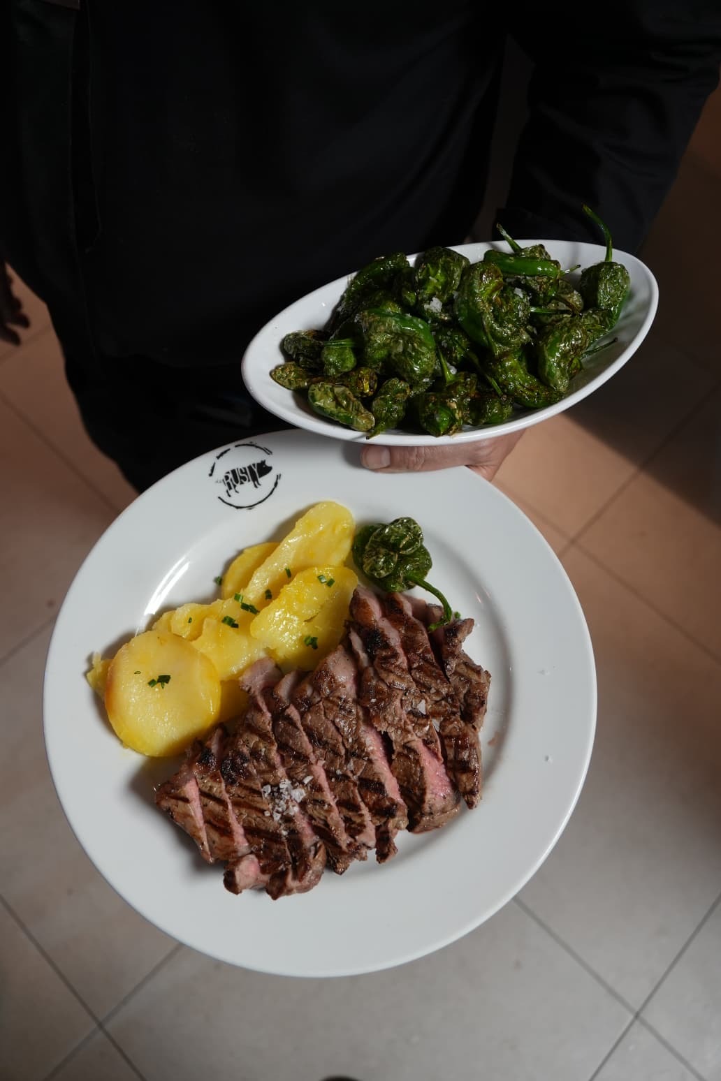 Carne a la brasa con patatas y pimientos de Padrón