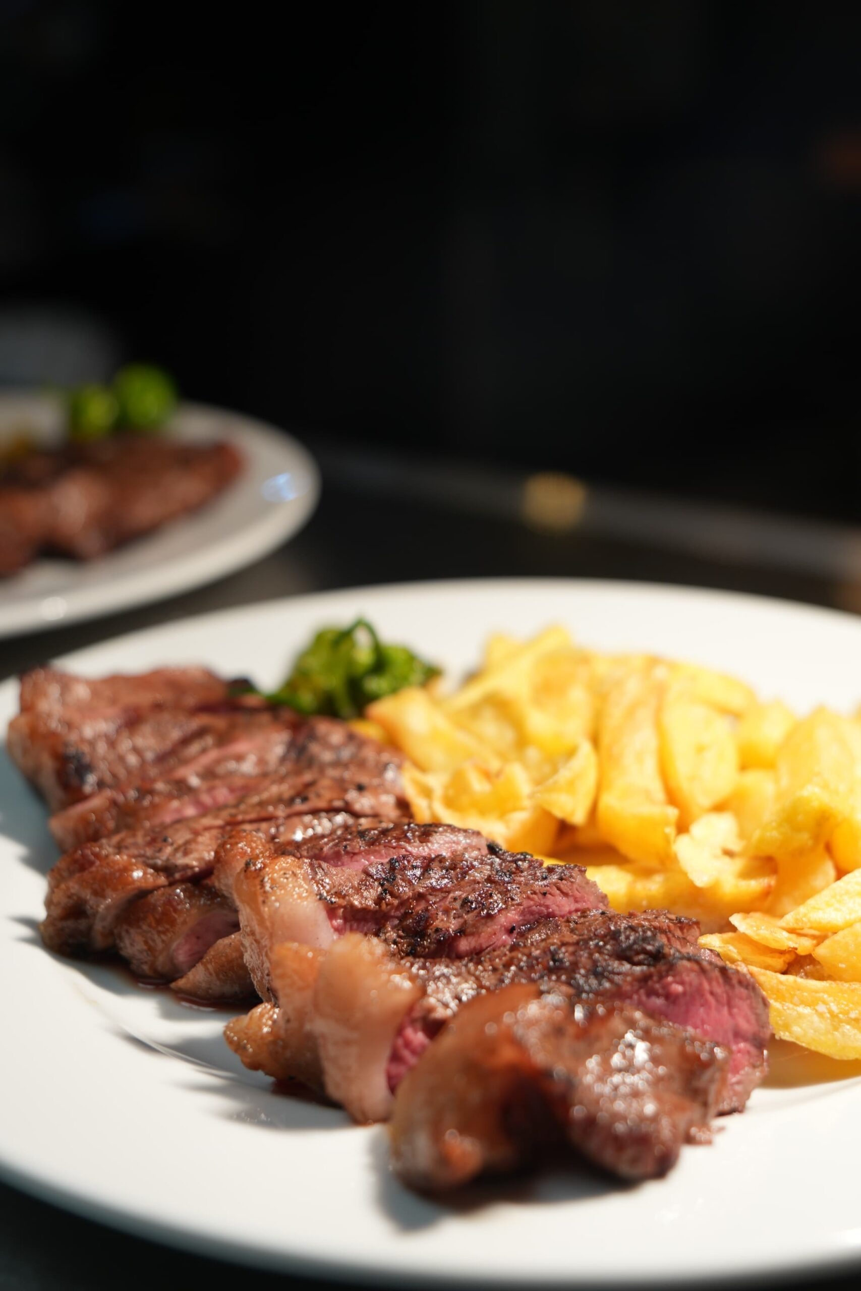 Carne a la brasa con patatas fritas caseras
