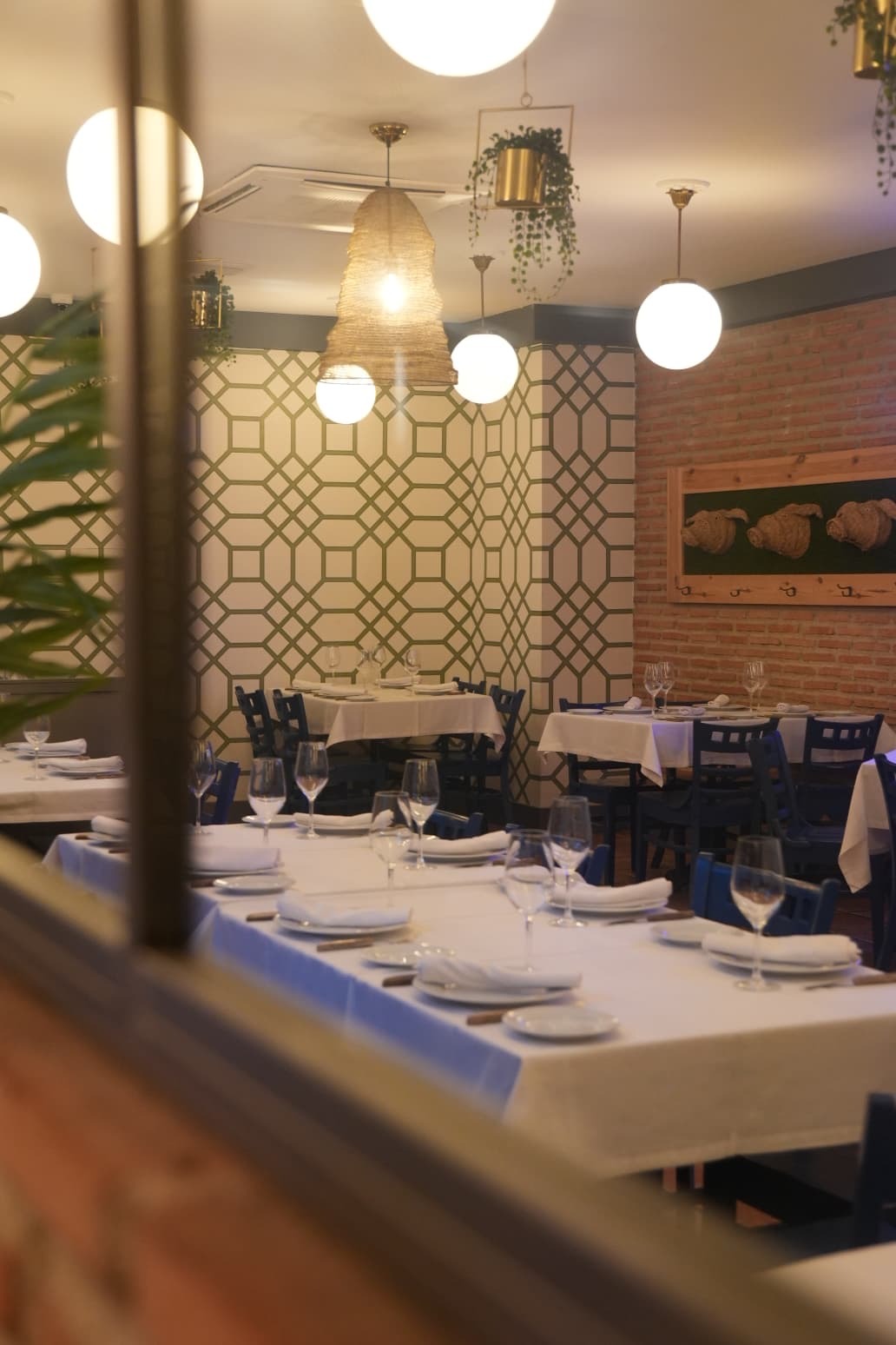 El comedor con las mesas preparadas