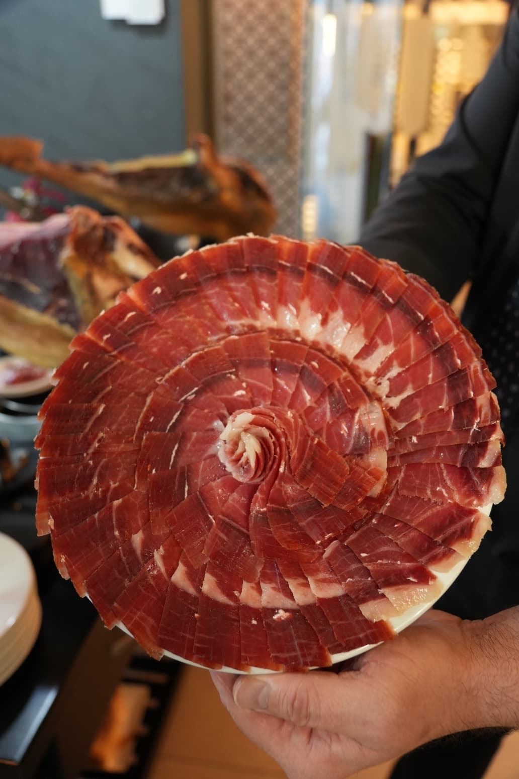 Plato de jamón ibérico cortado a cuchillo