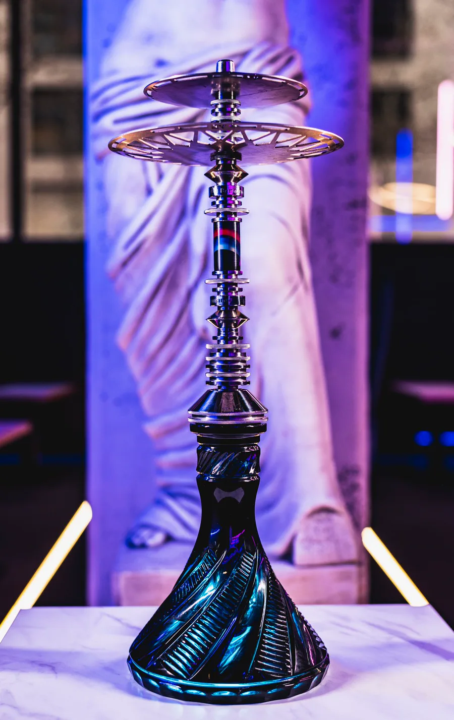 Cachimba VZ V4 Performance de madera y dorado junto a un sofá de terciopelo azul
