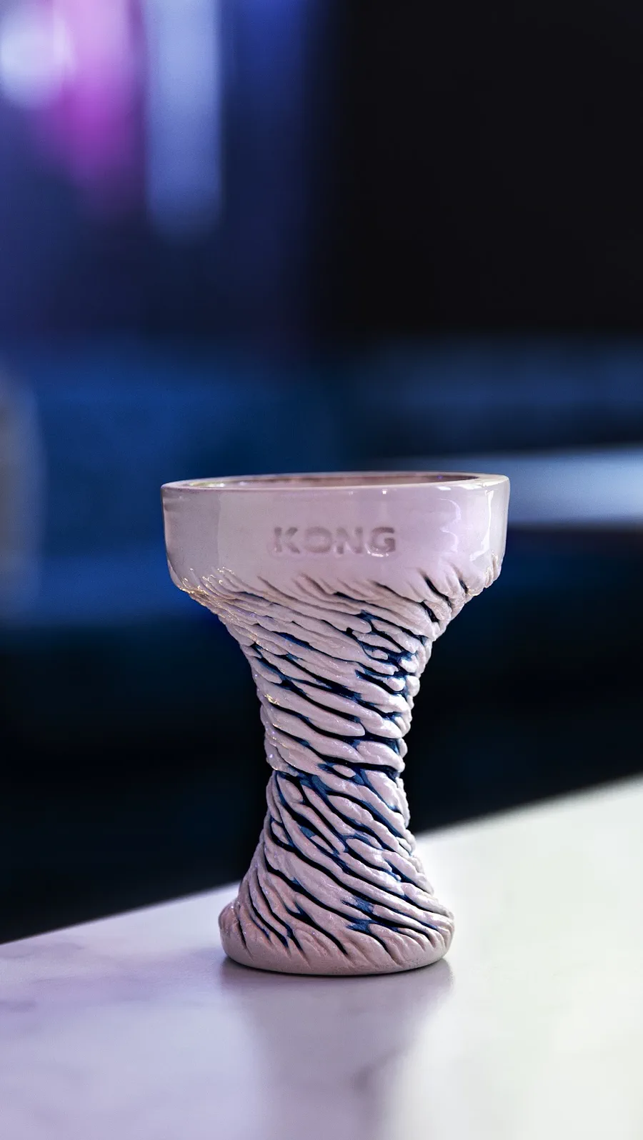 Cazoleta Kong blanca con vetas azules