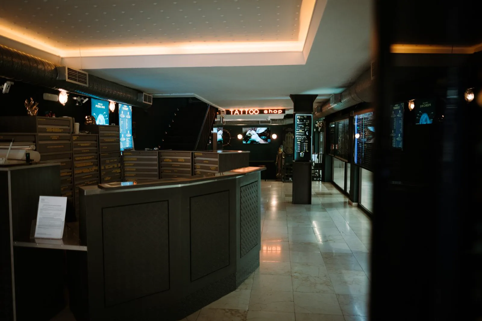 Mostrador de recepción con la tienda al fondo