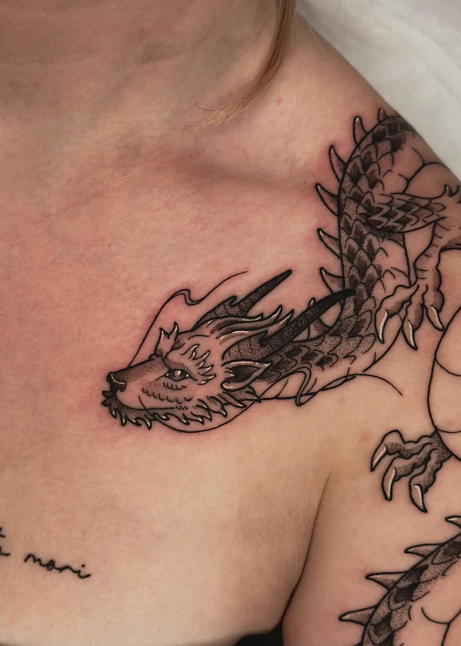 Dragón en línea fina tatuado en el hombro y el pecho