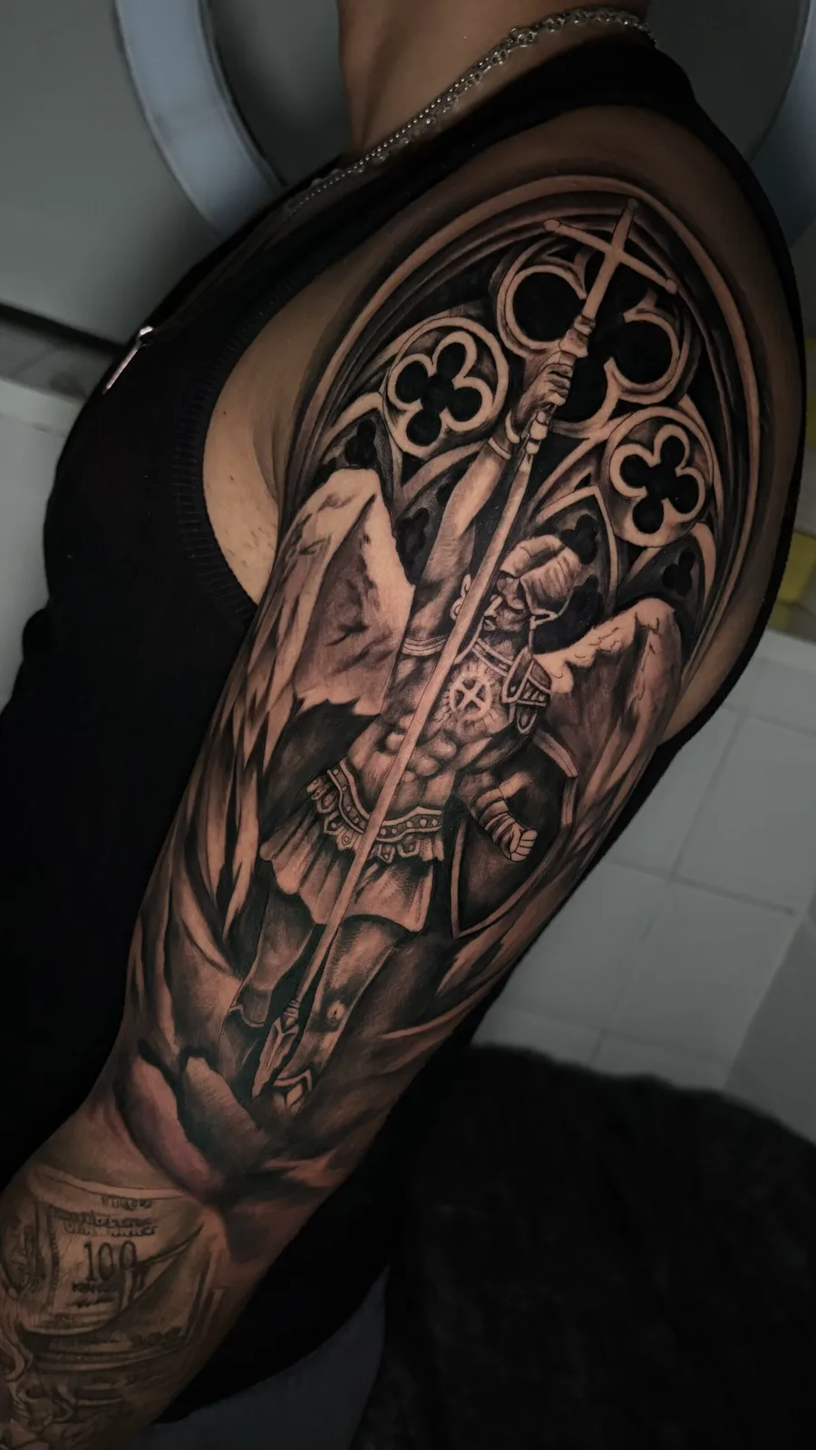 San Miguel en realismo, tatuado en el brazo