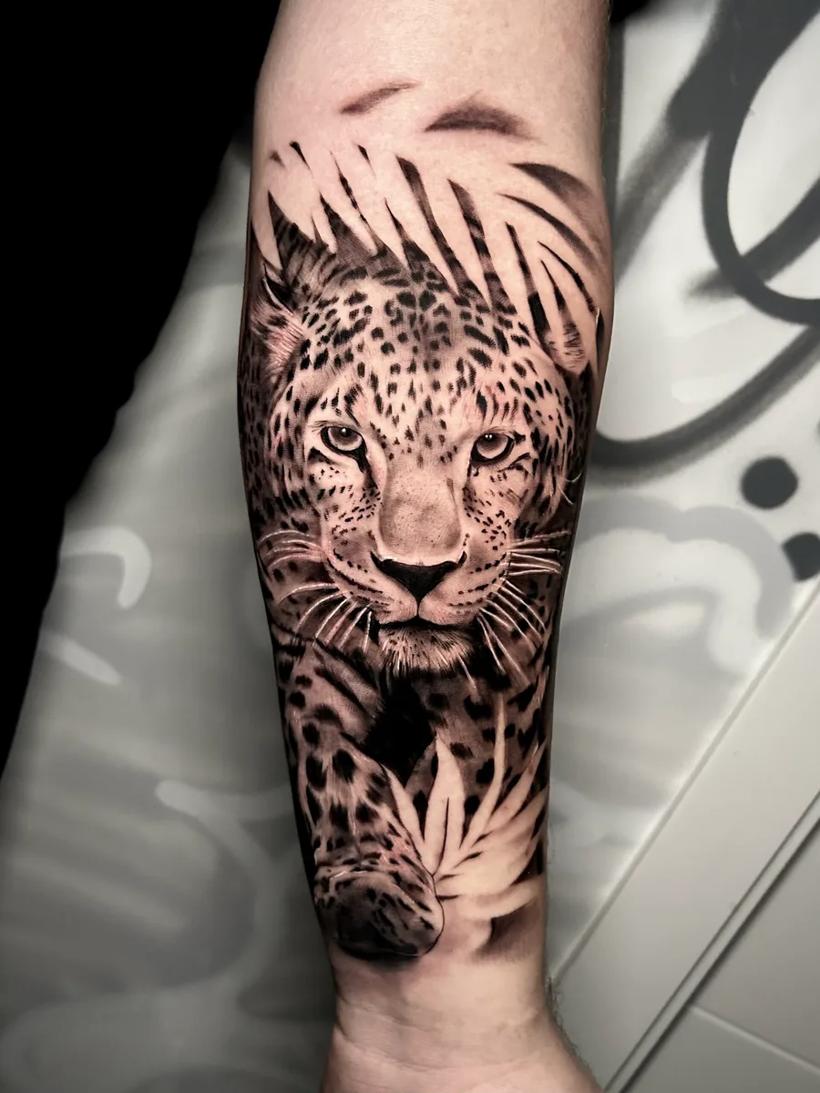 Leopardo en realismo tatuado en el antebrazo
