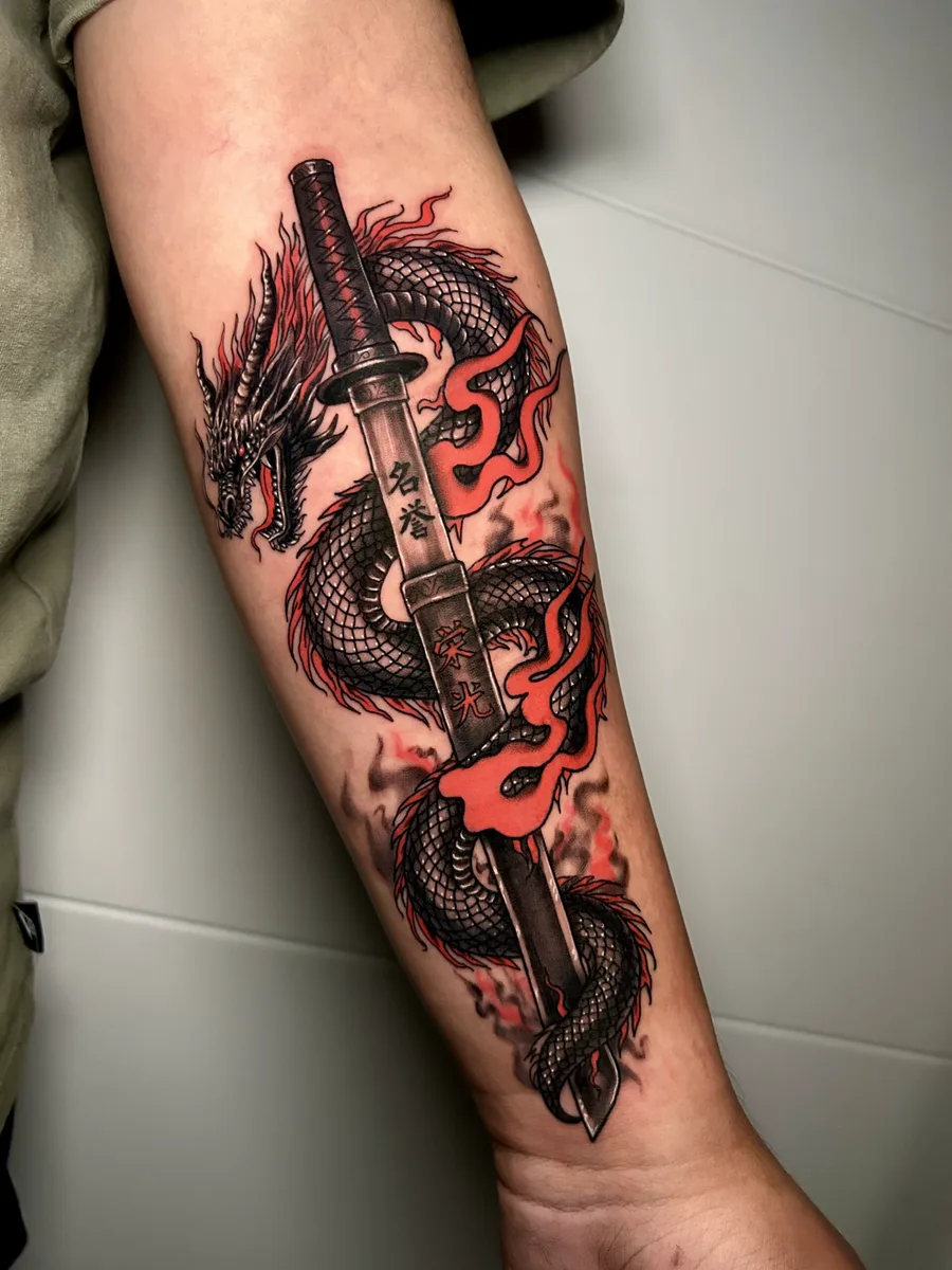 Dragón a color con una katana, tatuado en el antebrazo